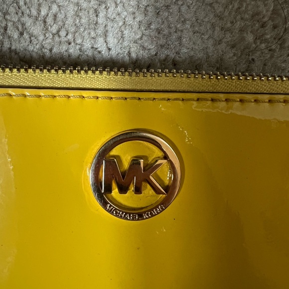 Michael Kors Fulton Yellow Citrus Patent Leather Wristlet 7 x 4 - Picture 2 of 4